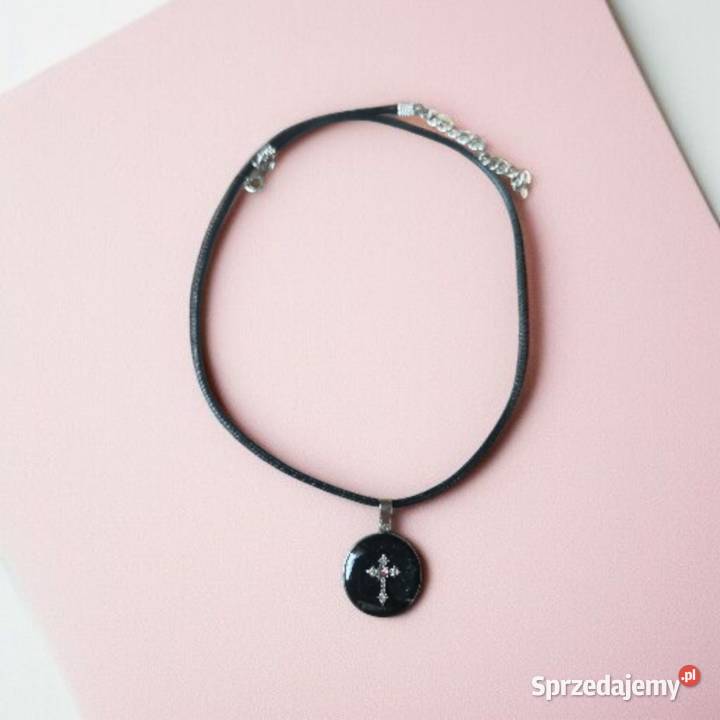 Elegancki wisiorek z krzyżykiem w żywicy na Sanok