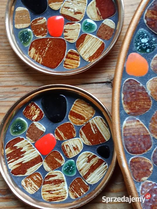 Talerz z podstawkami z kamyków Prusim