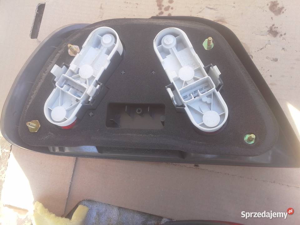 Volvo S40 I sedan lampa prawa lewa tył Dębno