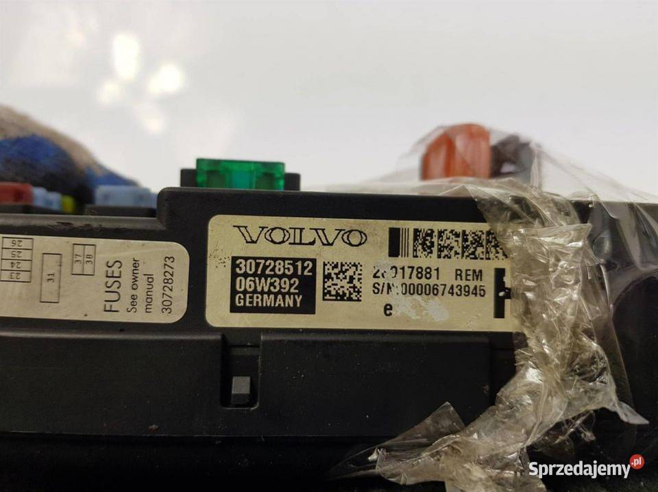 SKRZYNKA BEZPIECZNIKÓW VOLVO XC 70 30728512 Części samochodowe
