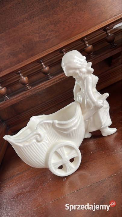 Figurka dziewczynki z wózkiem