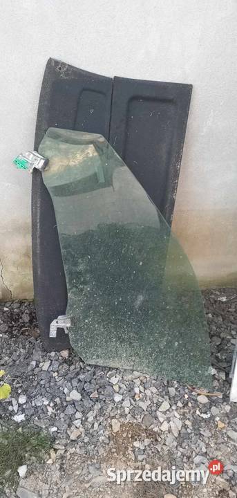 Szyba prawa do drzwi pasarzera przód audi a4 Wielka Wieś