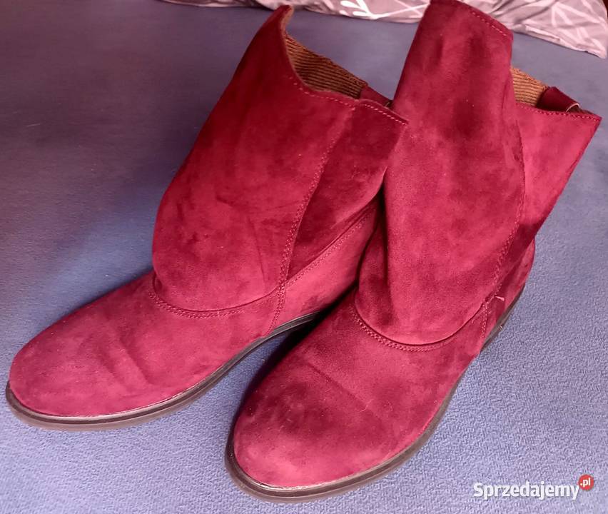 Zamszowe botki damskie na płaskim obcasie
