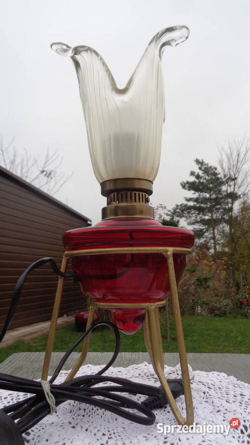 lampka z czerwonym zbiornikiem kwiat