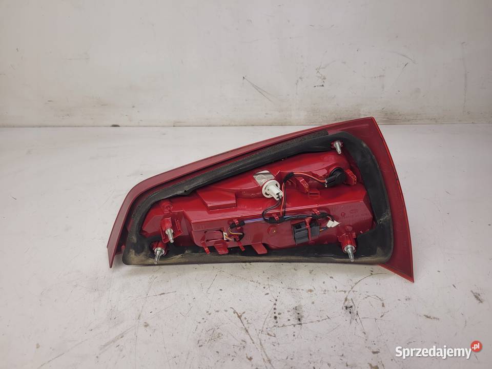 LAMPA PRAWY TYŁ W KLAPĘ AUDI A1 8X3 8X0945094B Przystajń