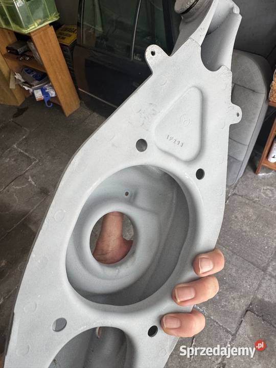 Wahacz dolny tył Mercedes w124 piaskowaniu i śląskie Katowice sprzedam