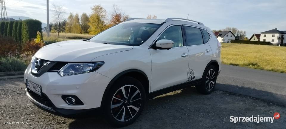 Ładny Nissan x trail z panoramicznym dachem światła do jazdy dziennej