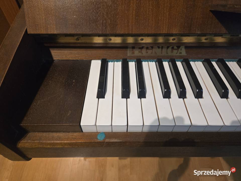 Pianino LEGNICA sprawne trzyma strój stan Instrumenty klawiszowe i MIDI