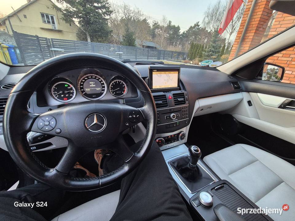 Piękny Mercedes C180 benzyna 163 2010r łódzkie