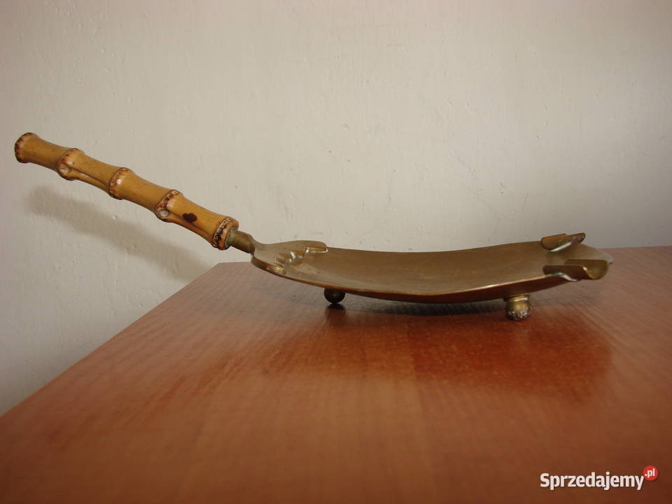 mosiężna popielniczka z bambusowym uchwytem