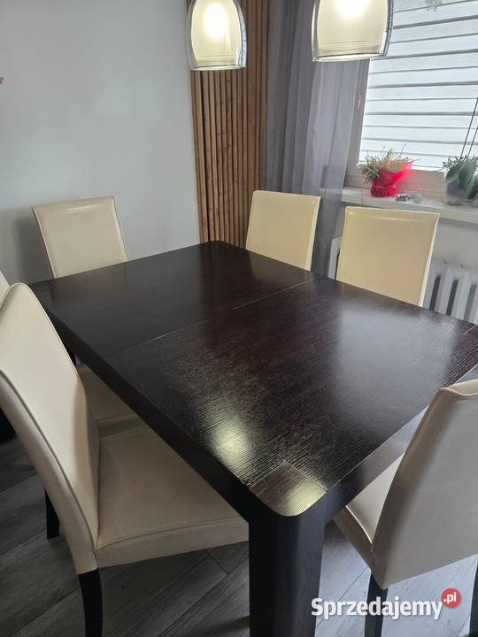 Stół Paged plus dodatkowo krzesła