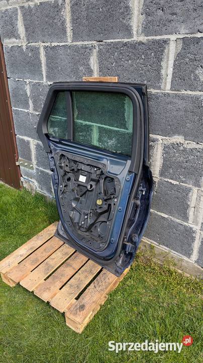 Mercedes w205 lewe tylne drzwi 890 Sieradz