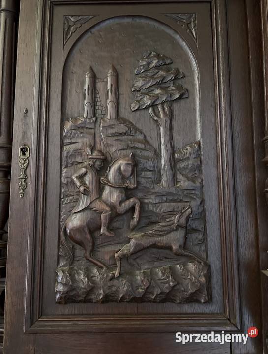 Stary drewniany rzeźbiony kredens do małej