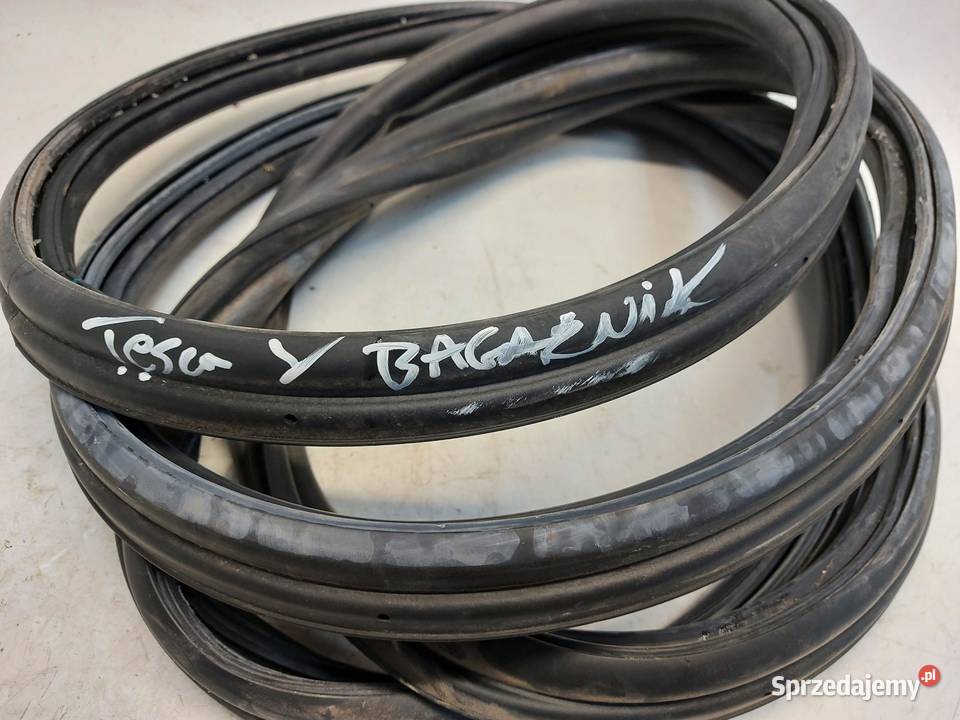 TESLA MODEL Y 2023r Uszczelka bagażnika