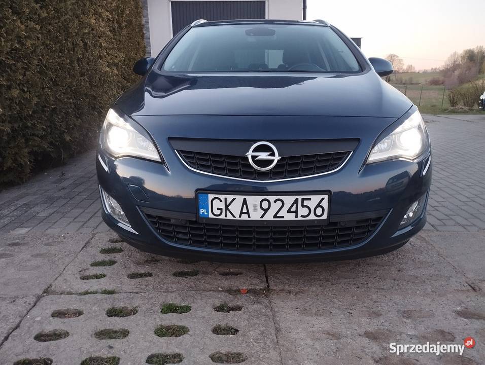 Opel Astra J Sports Tourer wersja Cosmo benzyna kurtyny powietrzne Astra sprzedam