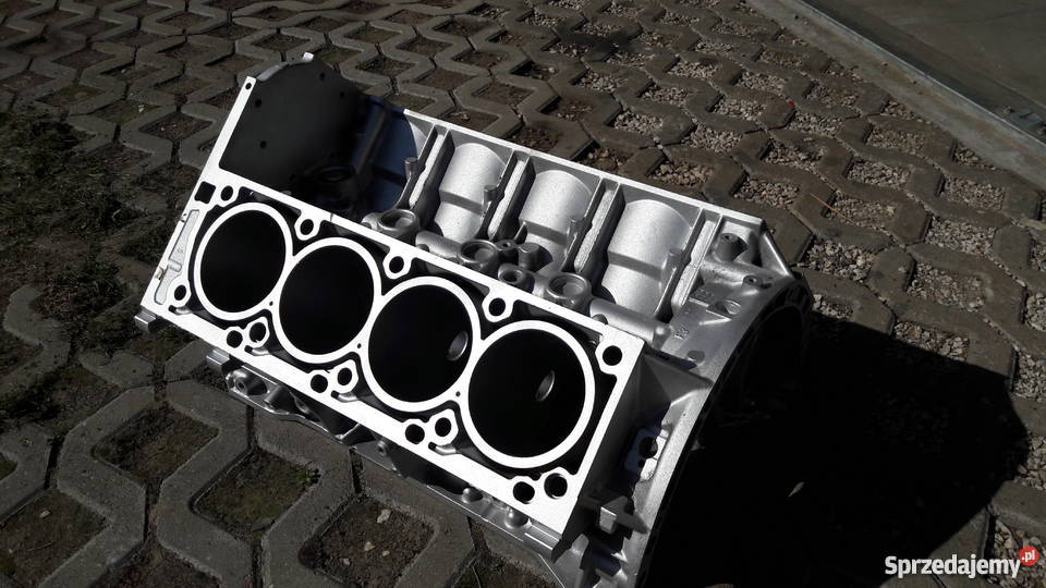 Blok v8 pod stolik z silnika