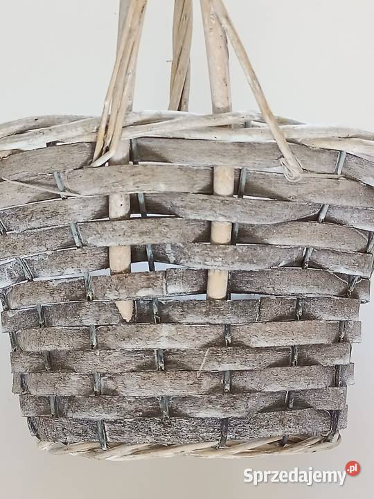 Koszyk pleciony z wikliny sielski styl na
