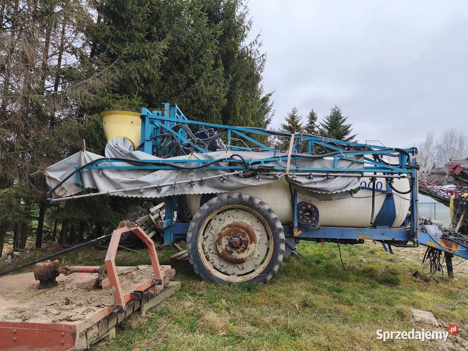 Opryskiwacz z pomocniczym strumieniem powietrza Ujkowice