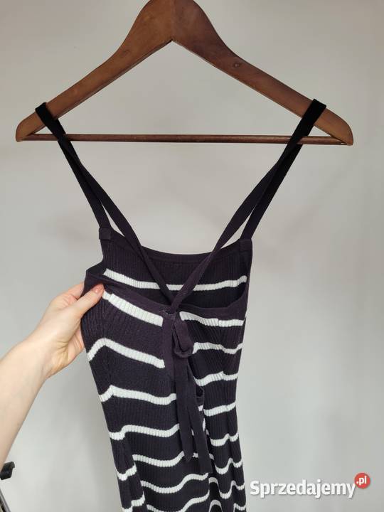 Czarna w białe paski dzianinowa sukienka z