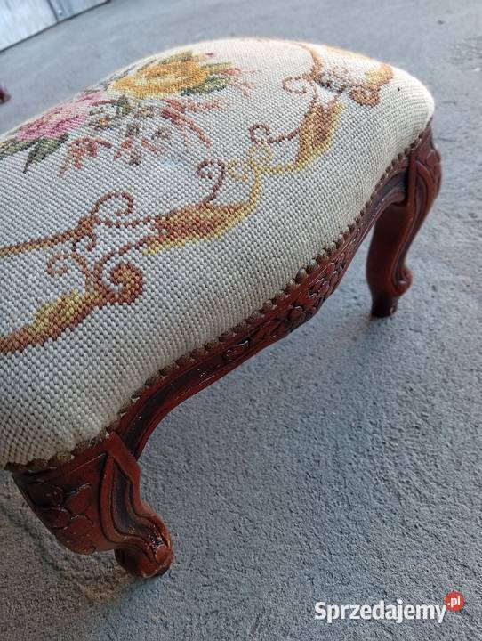 fotel w stylu Ludwikowskim z podnóżkiem 384 Byczyna