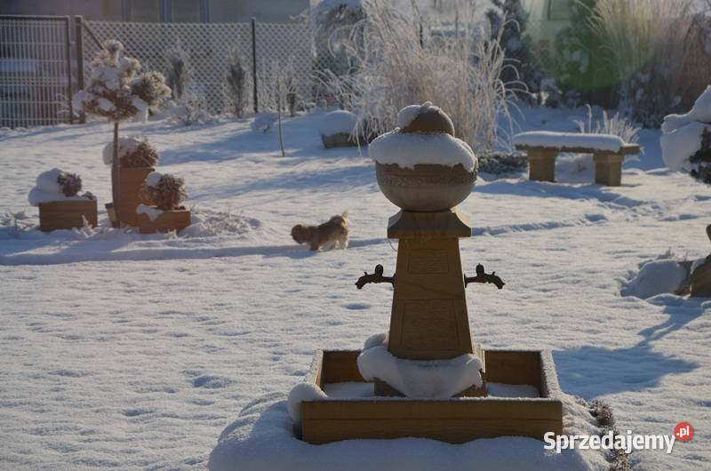 Piękna fontanna z naturalnego kamienia