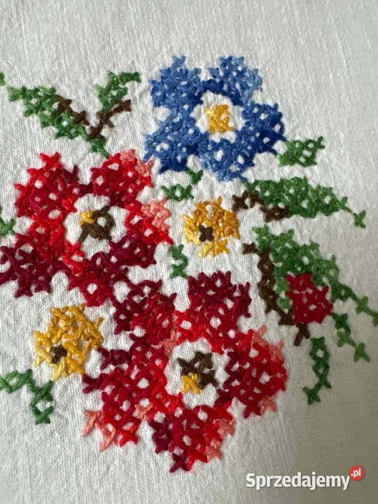 obrus ręcznie haftowany z koronkami rękodzieło śląskie