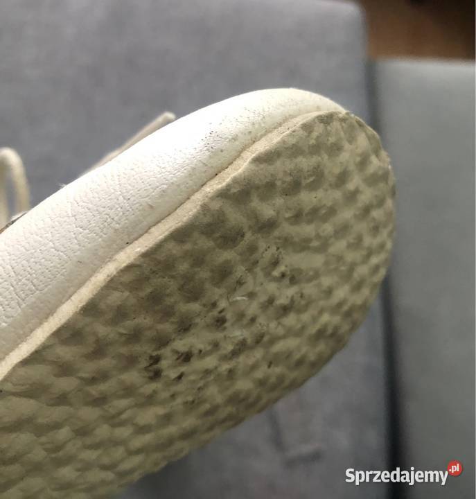 Kremowe buciki dziewczynki do chrztu