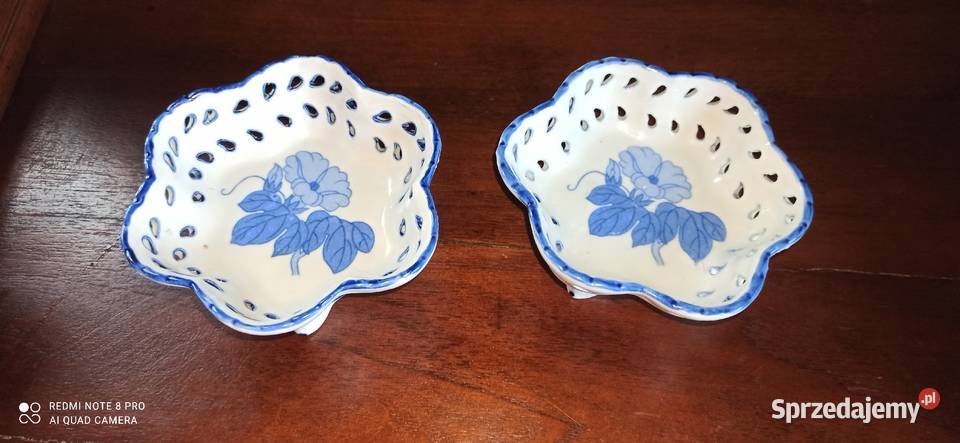 Peterka z białej grubej porcelany Na 3 nóżkach