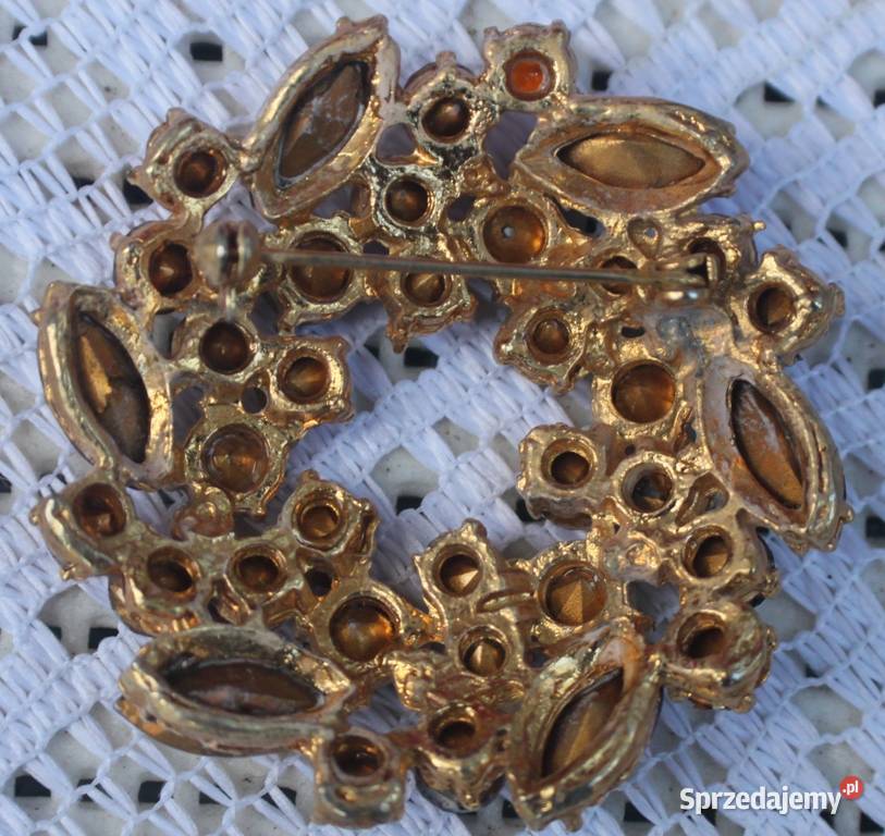 Stara broszka w tonacji fioletowej Ochojno