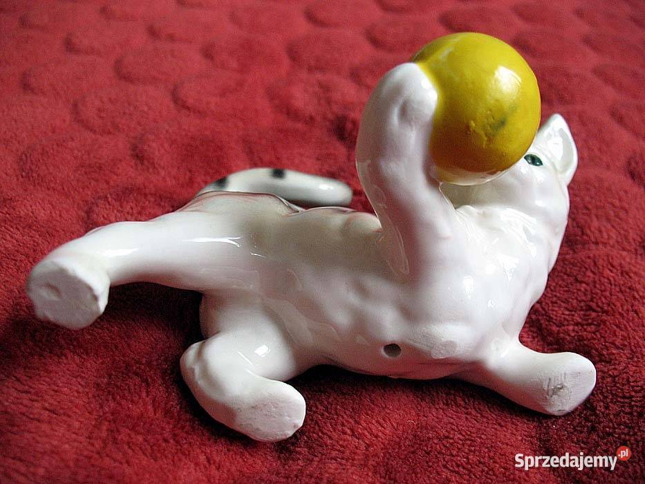 Kot Kotek z piłką Figurka z porcelany 8 x 12 x 8