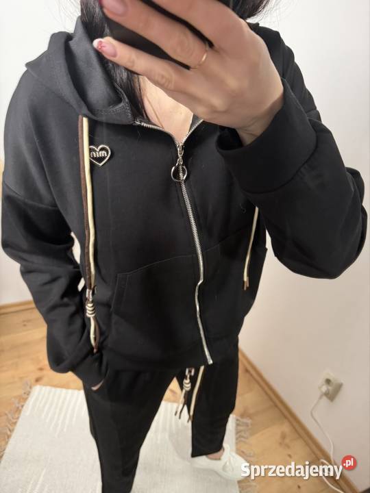 Czarny dres damski premium z ozdobnymi zamkami Ostrzeszów