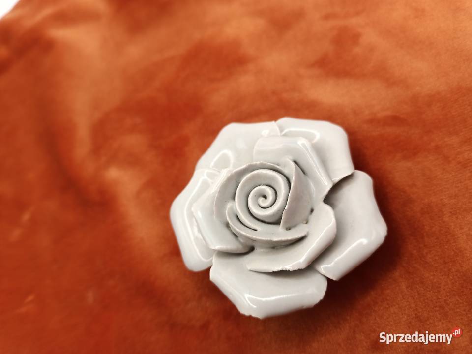 Figurka piękna ceramiczna róża w szarości Zamość