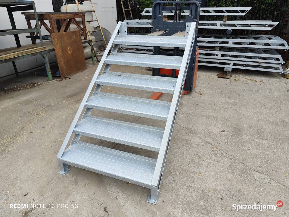 Schody metalowe z blachy ryflowanej wejście na