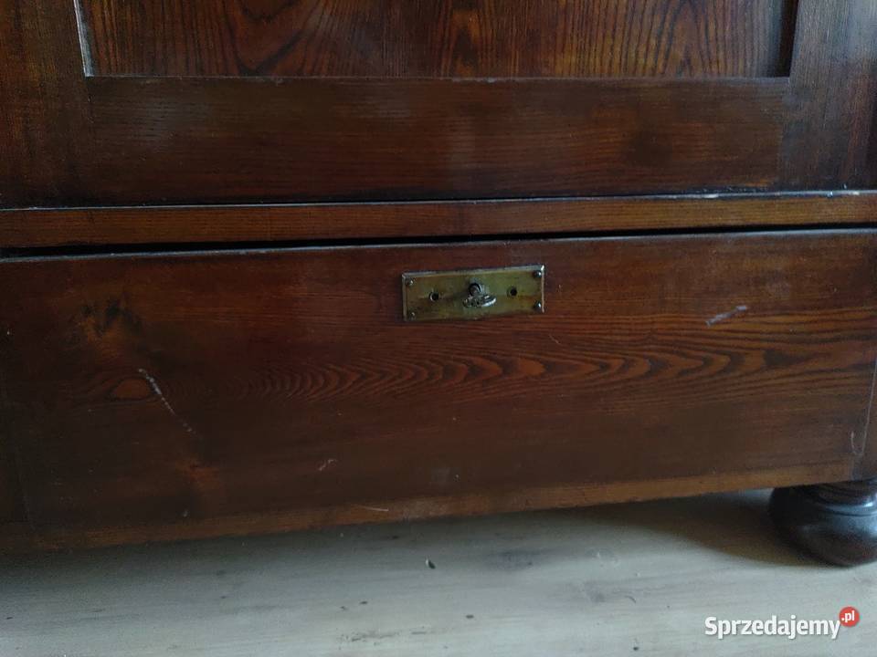 Stara drewniana szafa w stylu Biedermeier
