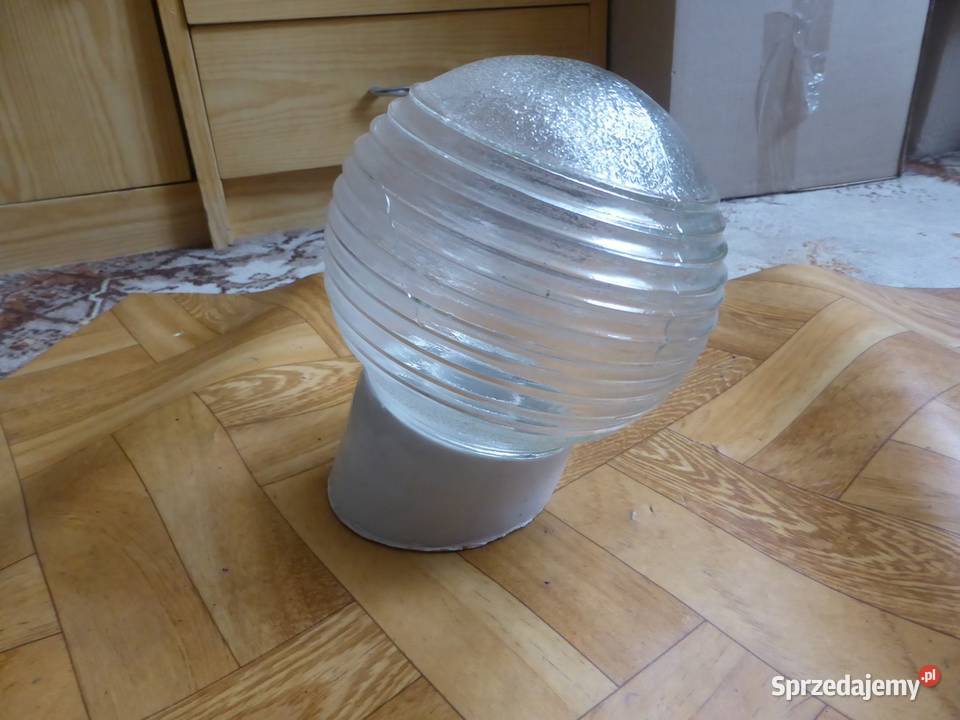 Stara lampa ukośna z kloszem z grubego szkła