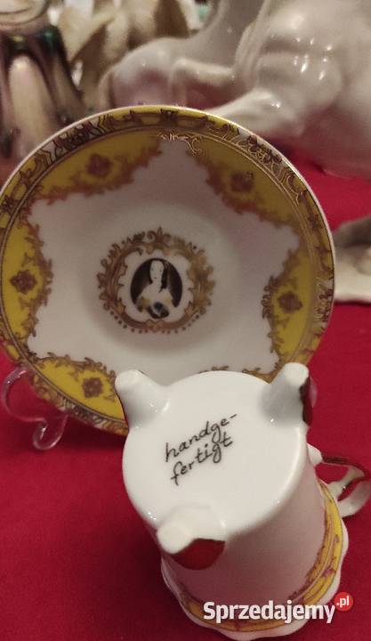 KOLEKCJONERSKA FILIŻANKA DAMA W MEDALIONIE