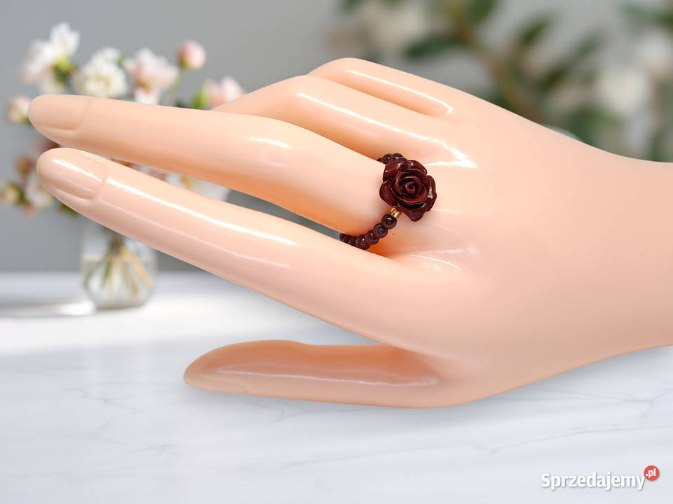 Pierścionek z różą i kulkami granatu GRANAT 510