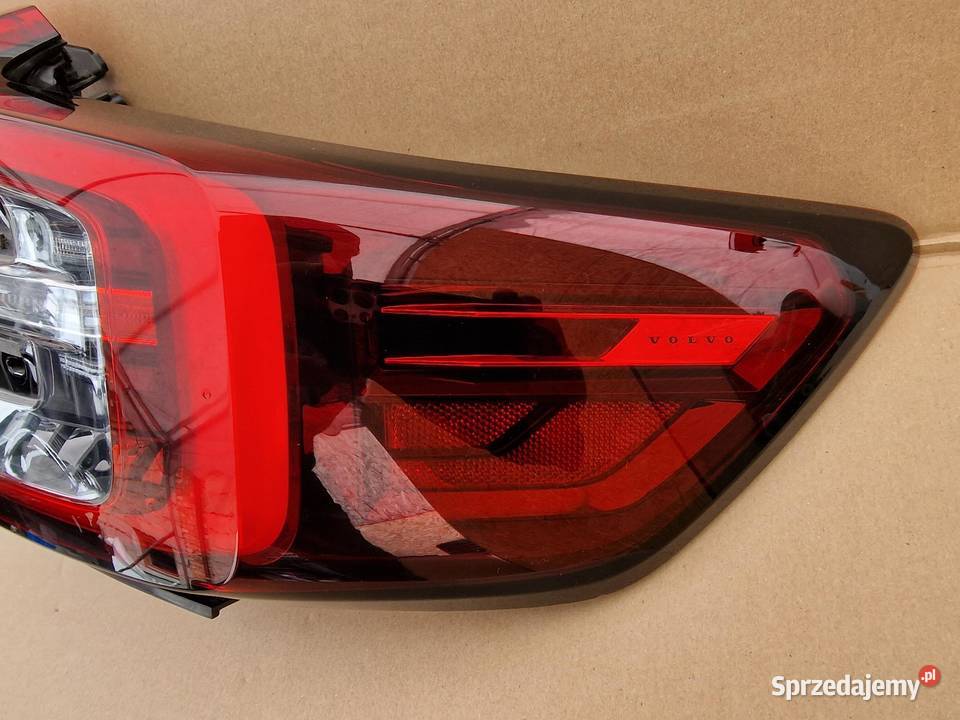 PRAWA LAMPA REFLEKTOR TYŁ LED VOLVO C40 32365667