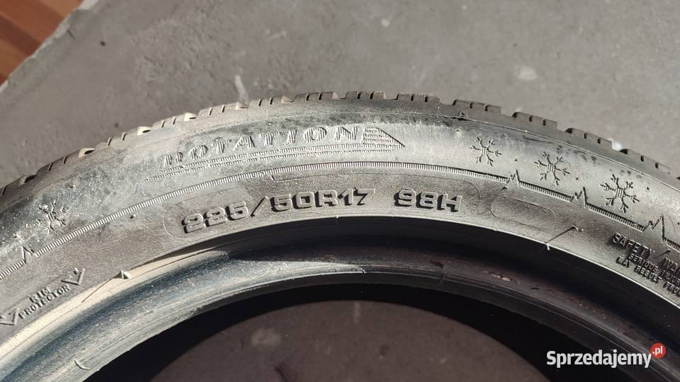 Opony zimowe 225x50x17 Dunlop 225 sprzedam