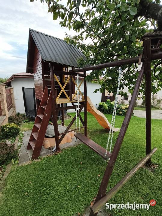 Domek drewniany z huśtawką i zjezdzalnia Byszyce