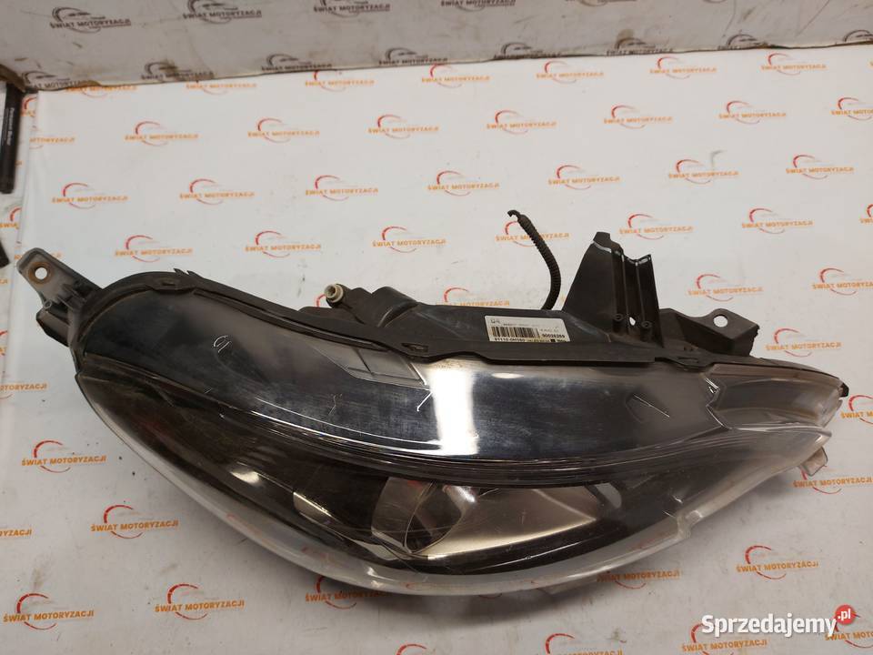PEUGEOT 2008 lampa prawa przód ANGLIK