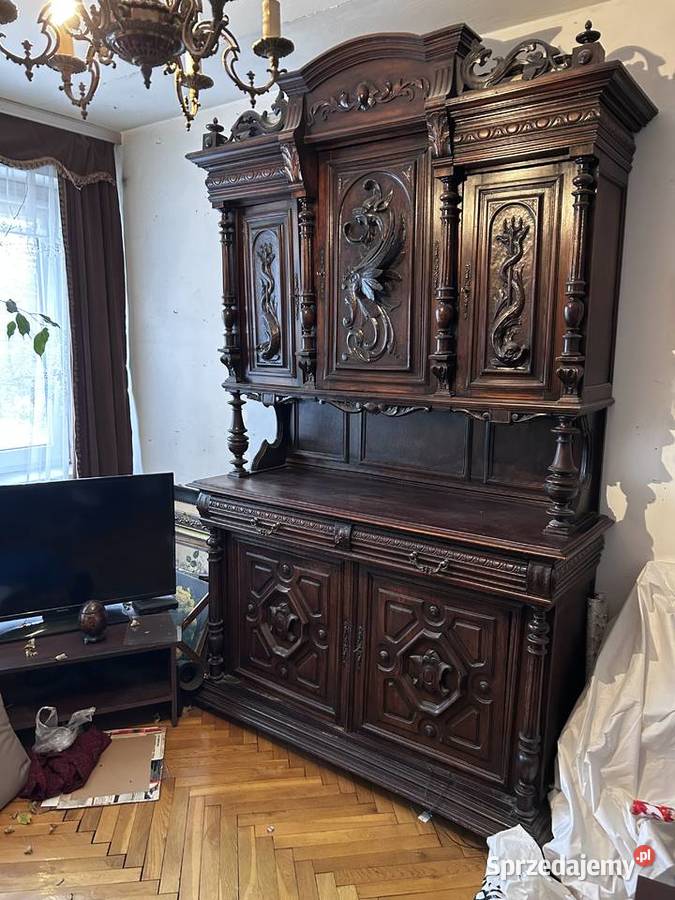 stary kredens rzeźbiony