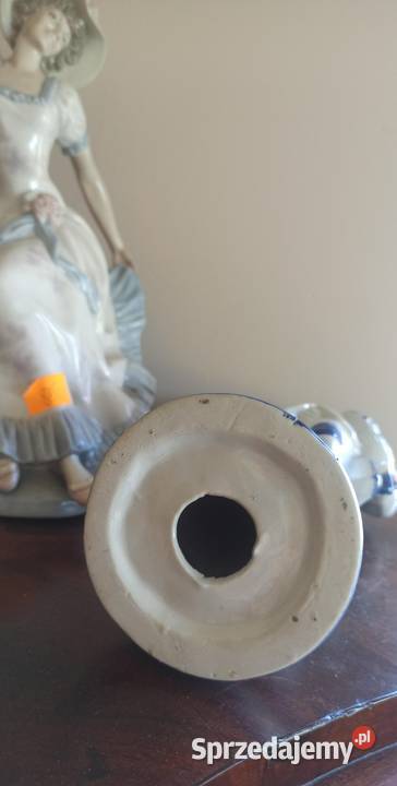 Figurka młodzieńca z koszykiem owoców Bez Gdańsk