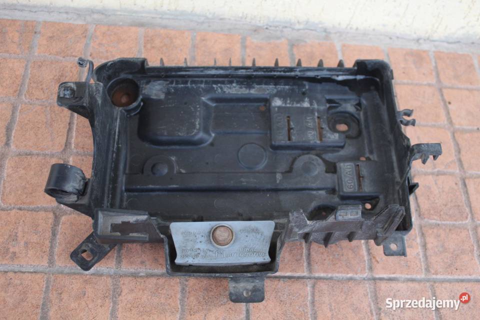 PODSTAWA AKUMULATORA OPEL CORSA D 10 13235642