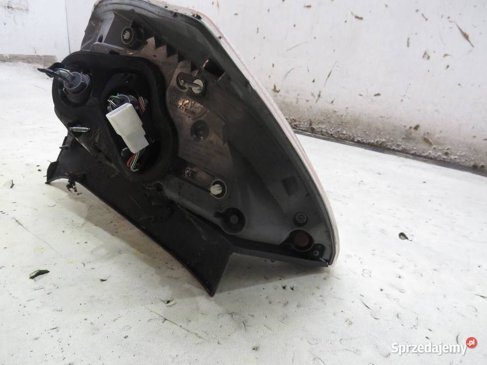 LAMPA PRAWY TYŁ TYLNA TOYOTA PRIUS 3 III