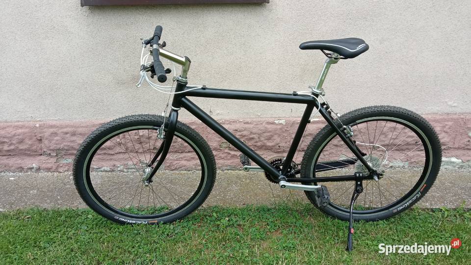 Rower MTB w czarnym macie na Shimano Altus CT90