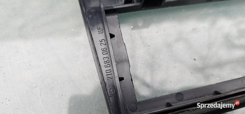 Ramka radia carbon mercedes w202 2106830625 Rok produkcji 1998 Zbąszyń