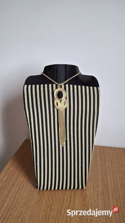 Ciekawy klasyczny wisiorek na łańcuszku