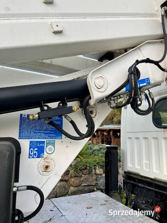 Podest ruchomy ZED 202H na podwoziu Nissan diesel wielkopolskie Dobrzyca