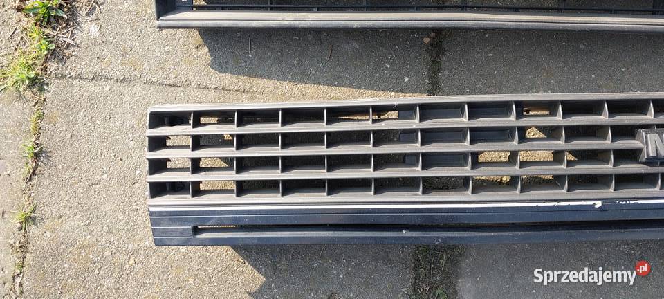 NISSAN BLUEBIRD 1985 1989 GRILL ATRAPA osobowe Błotniki Wrocław